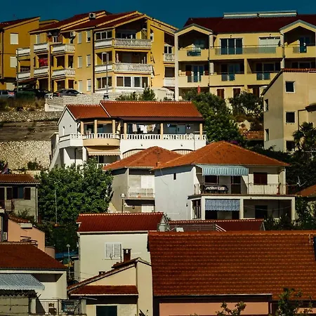 Three Sisters Suites דירה